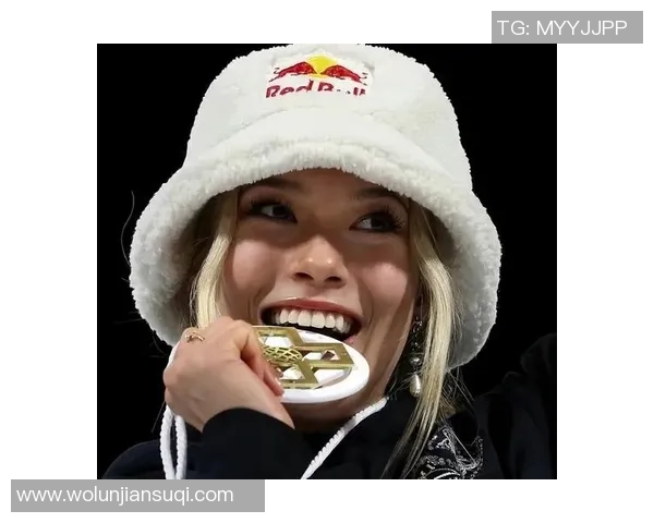 足坛巨星头戴发带亮相赛场展现独特风采引领时尚潮流