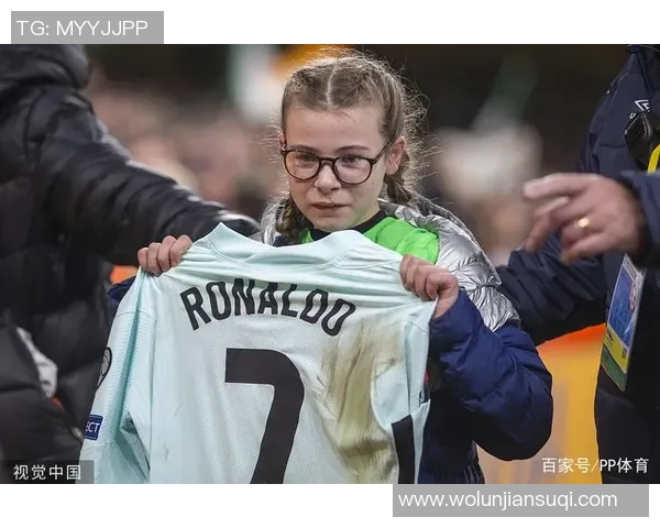 足球小女孩走红引关注成为球迷偶像背后的故事揭秘